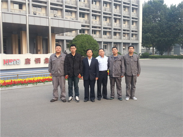 党委常委、副校长李国雄与唐钢校友合影