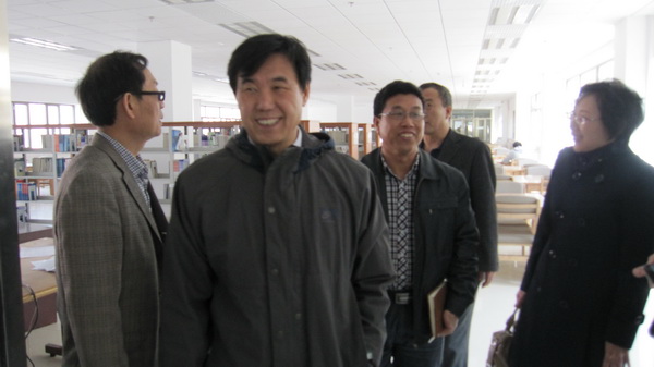 詹福瑞教授应邀参观我校图书馆